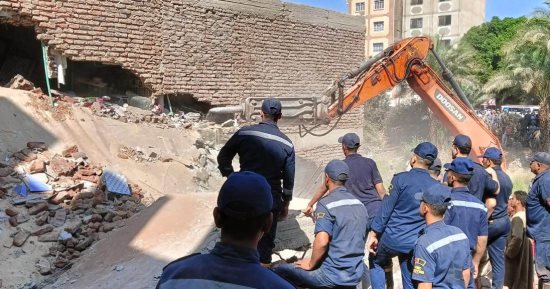 الصور الأولى لانهيار منزل بقنا والحماية المدنية تبحث عن جثة أسفل الأنقاض