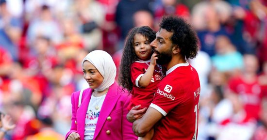 محمد صلاح يظهر مع أسرته في ملعب "أنفيلد".. صور