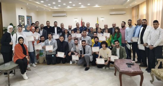 محافظ شمال سيناء يكرم أبطال مسرحية "شحاتين وحرامية"
