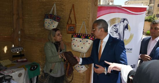 كيف تدعم محافظة الفيوم الحرف اليدوية؟.. المحافظ يبحث مع وفد التنمية المحلية آليات التوسع في تنظيم معارض وورش تدريبية لمنتجي تلك الحرف..ويؤكد:الفيوم تتميز بتنوع وجودة منتجاتها من الحرف اليدوية والصناعات التراثية