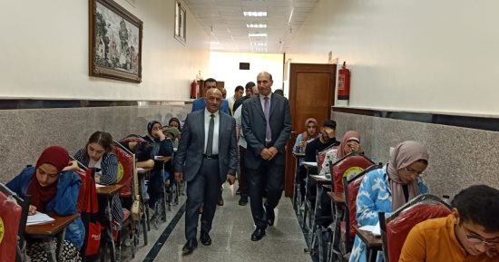 نائب رئيس جامعة الزقازيق يتفقد أعمال الامتحانات بكلية التجارة