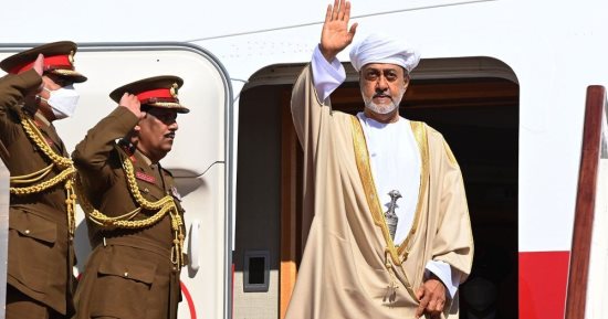 السلطان هيثم بن طارق يغادر مسقط قادما إلى القاهرة