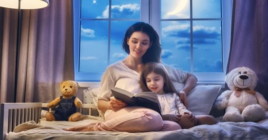 4 أبراج تتميز بحكى القصص قبل النوم لأطفالها.. الحمل والسرطان أبرزهم