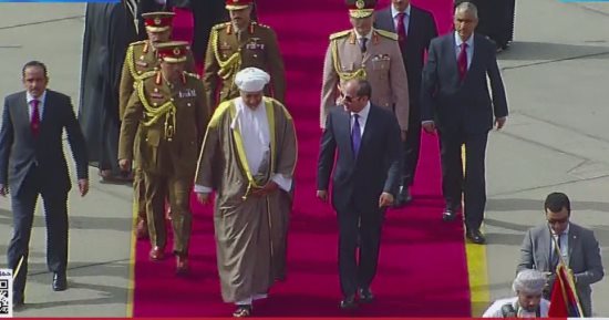 الرئيس السيسي يستقبل سلطان عُمان بمطار القاهرة