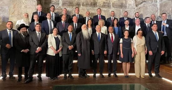 حكومة نتنياهو تعقد اجتماعها داخل أنفاق البراق بالقدس.. مستشار الرئاسة الفلسطينية: الاجتماع يعزز من مشاريع التهجير القسرى بالمناطق الشرقية والغربية بالمدينة.. سياسى فلسطينى: خطوة تزيد من غضب الفلسطينيين