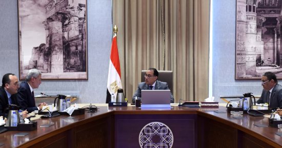 رئيس الوزراء يطمئن على توافر أرصدة كافية من مختلف الأدوية والمستلزمات الطبية