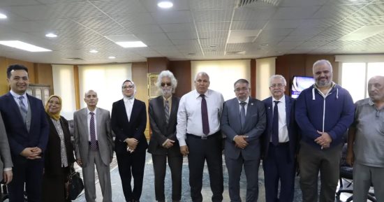 محافظ الوادي الجديد يلتقى وفد النقابة العامة للأطباء واتحاد القبائل العربية 