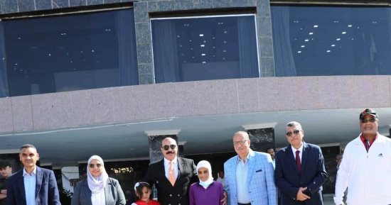 محافظ أسوان يكرم طالبة كفيفة فازت بالمركز الأول على الجمهورية فى حفظ القرآن