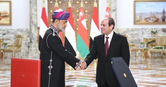 الرئيس السيسي وسلطان عمان يتبادلان أرفع الأوسمة في البلدين