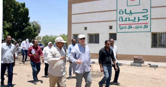 محافظ الأقصر يقود جولة لمتابعة العمل فى مشروعات حياة كريمة بإسنا.. صور