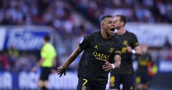 باريس سان جيرمان يهزم أوكسير 2-1 ويواصل مطاردة لقب الدوري الفرنسي
