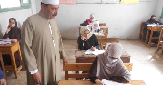 رئيس "سوهاج الأزهرية" يتفقد لجان امتحانات مجمع الإمام على بن أبى طالب النموذجى