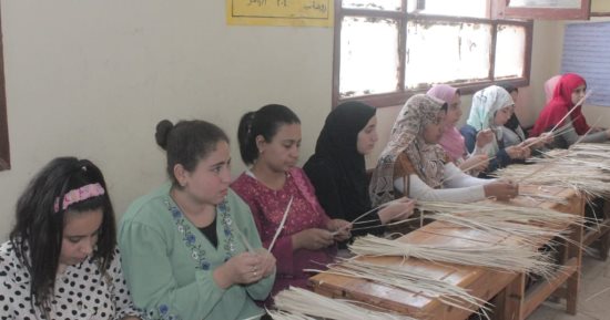 محافظ بنى سويف يشيد بجهود "القومى للمرأة" فى تدريب السيدات على الحرف اليدوية