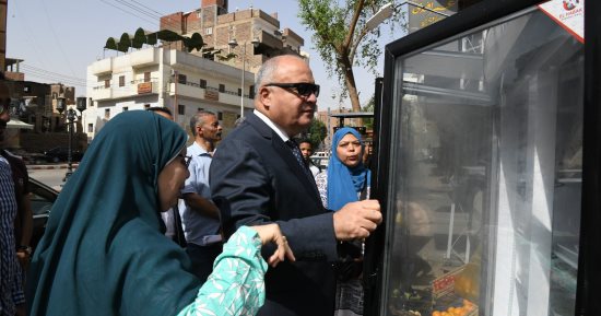 محافظ قنا يتفقد منفذ مشروع دعم القدرات التسويقية لصغار المزارعين