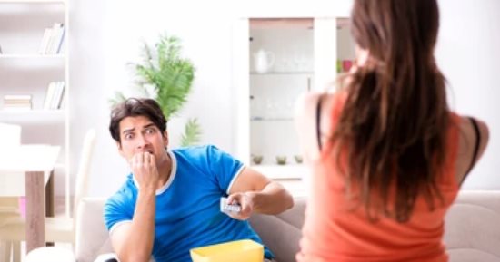استغليها لصالحك.. تتصرفى إزاى لو جوزك متعصب للعبة أو رياضة معينة؟ 