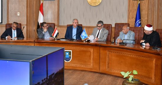 رئيس جامعة قناة السويس يجتمع بمجلس أمناء مشروع الوقف الخيرى لدعم البحث العلمى
