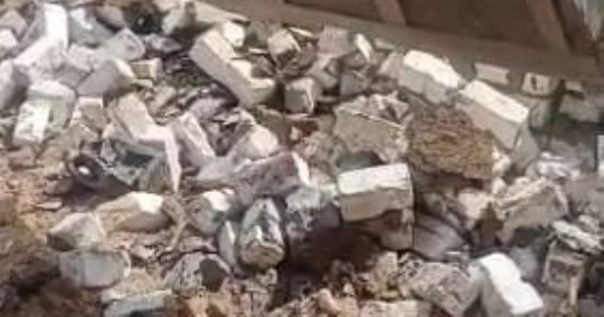إزالة أسوار بالطوب الأبيض بمساحة قيراط ونصف بقرى مدينة إسنا.. صور