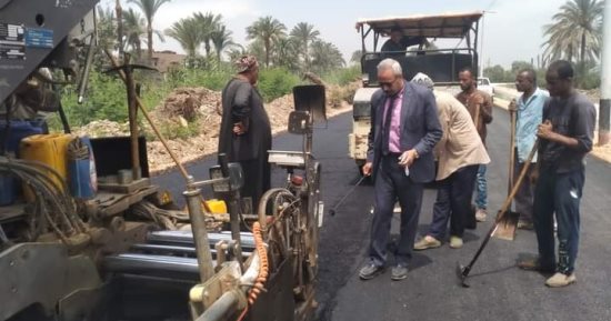 رصف الطريق الموازى للطريق السريع بالبدارى بعد توسعته لتخفيف الزحام بأسيوط