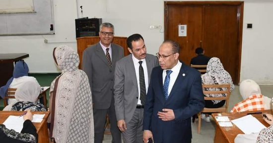 نائب رئيس جامعة القناة يتفقد لجان الامتحانات 