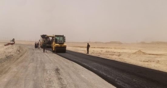 محافظة الجيزة: بدء أعمال رصف الطبقة الأسفلتية بطريق الودى بالصف (صور)