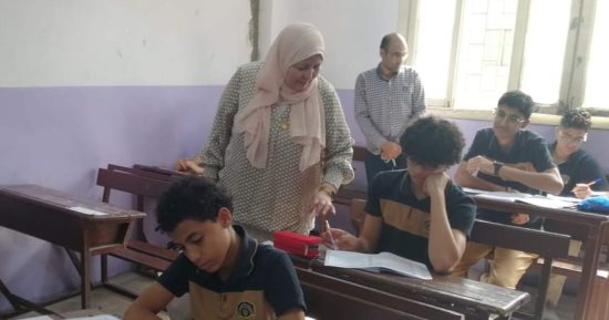 طلاب الشهادة الإعدادية يؤدون امتحانات نهاية العام بعدة محافظات.. صور 
