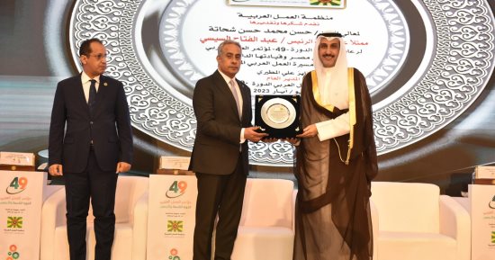 منظمة العمل العربية تسلم وزير القوى العاملة درعا تقديرا لجهوده فى قضايا العمال