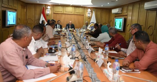 محافظ قنا يوجه بتقديم سبل الدعم وتذليل العقبات أمام تنفيذ المشروعات الخدمية