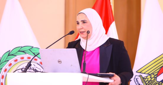وزيرة التضامن تفتتح اجتماع "بنوك ومؤسسات التنمية الاجتماعية فى الدول العربية".. القباج: تمويل حياة كريمة تجاوز تريليون جنيه.. زيادة المعاشات 120% فى 8 سنوات.. ودعم الأسر الأولى بالرعاية ارتفع إلى 127 مليار جنيه