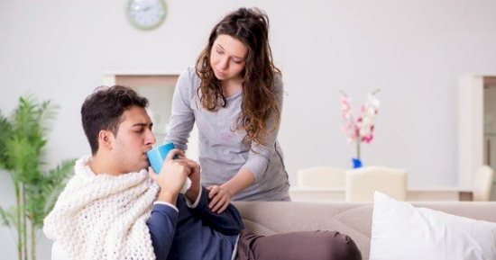 ادعميه وخليكي عكازه.. نصائح هامة لمساندة الزوج في الأزمات المرضية