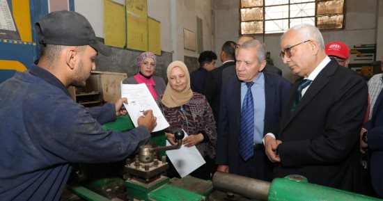 رضا حجازى يتفقد امتحانات العملى للدبلومات.. ويؤكد: تطوير التعليم الفنى لدعم الصناعة