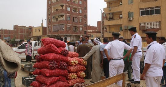رفع إشغالات وتعديات "سوق الخميس" فى أسوان.. صور
