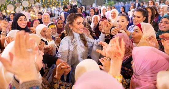 العالم هذا المساء.. ملكة الأردن تقيم حفل عشاء بمناسبة قرب زفاف الأمير الحسين.. زيلينسكى يزور خط الجبهة ويتفقد القوات فى دونيتسك شرق أوكرانيا.. فشل مناقشات بايدن مع النواب الأمريكى حول كيفية رفع سقف دين الحكومة