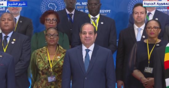 الرئيس السيسى يلتقط صورة تذكارية مع محافظى البنوك المركزية الأفريقية