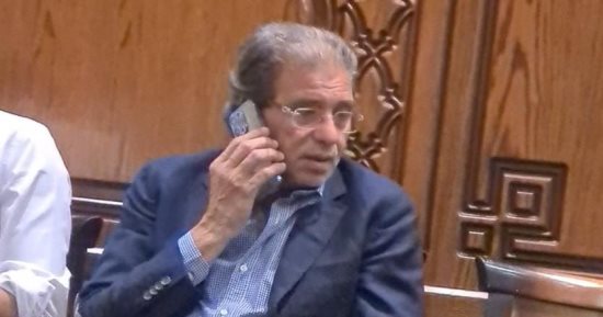المخرج خالد يوسف يقدم واجب العزاء فى والد شريف حافظ
