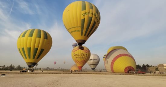 سماء الأقصر تشهد تحليق 30 رحلة بالون طائر على متنها 750 سائحا.. صور