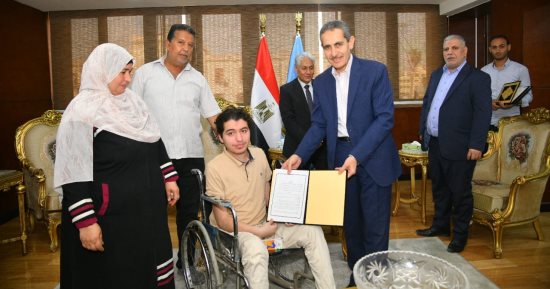 محافظ الغربية يسلم 4 عقود عمل للمواطنين عقب زيارته للدلجمون 