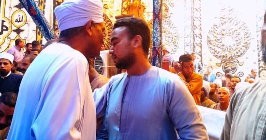 "الكفن" ينهى خصومة ثأرية بين عائلتين فى أسوان بحضور 6 آلاف مواطن.. صور