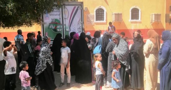 "تموين أسوان" ينظم قوافل غذائية للنازحين من السودان.. صور