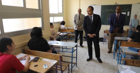 نائب محافظ المنيا يتفقد لجان امتحانات الشهادة الإعدادية بمدرسة الحى المتميز