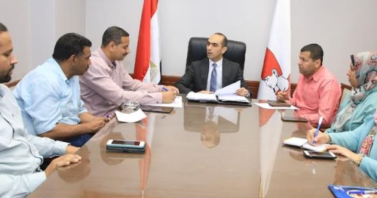نائب محافظ سوهاج يعقد اجتماعا بأعضاء فريق مبادرة "صوتك مسموع"
