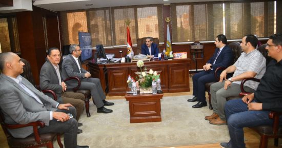 محافظ الغربية يناقش مع مساعد وزير الصحة الموقف التنفيذي للمستشفيات الجديدة