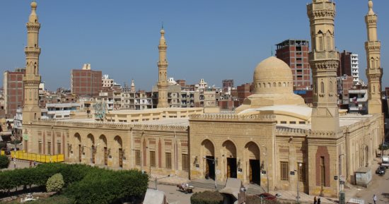 مسجد العارف بالله الدسوقى فى ثوب جديد.. الآلاف يحتفلون بمولده مرتين سنويًا.. محافظ كفر الشيخ: مشروع لتطوير الميدان وتوسعته للحفاظ على الصياغة العمرانية.. ووكيل الأوقاف: المسجد يضم مجلس إفتاء و3 مقارئ.. صور