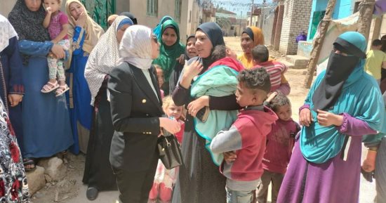 مشايخ وقساوسة ببنى سويف يشاركون فى حملة طرق الأبواب"بلدى أمانة".. القومى للمرأة يجوب قرى حياة كريمة بمركزى ببا وناصر.. الحملة تستهدف السيدات والرجال والأطفال لشرح دور المشروعات القومية فى التنمية.. صور