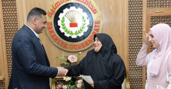 محافظ الدقهلية يسلم الأم المثالية شيكا بـ 50 ألف جنيه "هدية الرئيس"