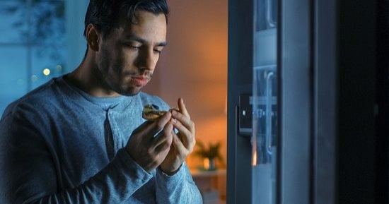 4 خطوات لوقف محفزات الطعام العاطفي.. سبب رئيسي في زيادة الوزن