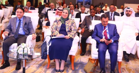 وزيرة التضامن تستعرض أنشطة وبرامج الحماية الاجتماعية المقدمة من بنك ناصر الاجتماعى.. لجان الزكاة بالبنك تصرف 136 مليون جنيه.. توزيع 42 ألف كرتونة مواد غذائية و87 ألف وجبة جاهزة.. ومليون مستفيد من مصارف الزكاة