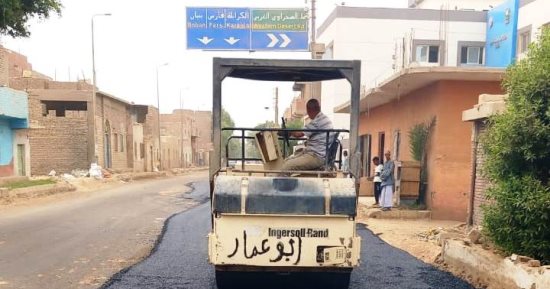 محافظ أسوان: تنفيذ 85 % من الخطة العامة لرصف الطرق باعتمادات 105.5 مليون جنيه