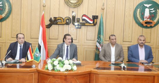 محافظ المنوفية يناقش معوقات عملية توريد القمح ويؤكد تقديم الدعم والتسهيلات