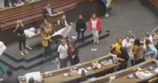 برلمان بوليفيا يتحول إلى ساحة معركة بين النواب بسبب استجواب وزير 