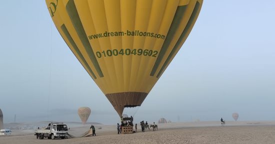 تحليق 750 سائحا من حول العالم على متن 30 رحلة بالون طائر غرب الأقصر.. صور